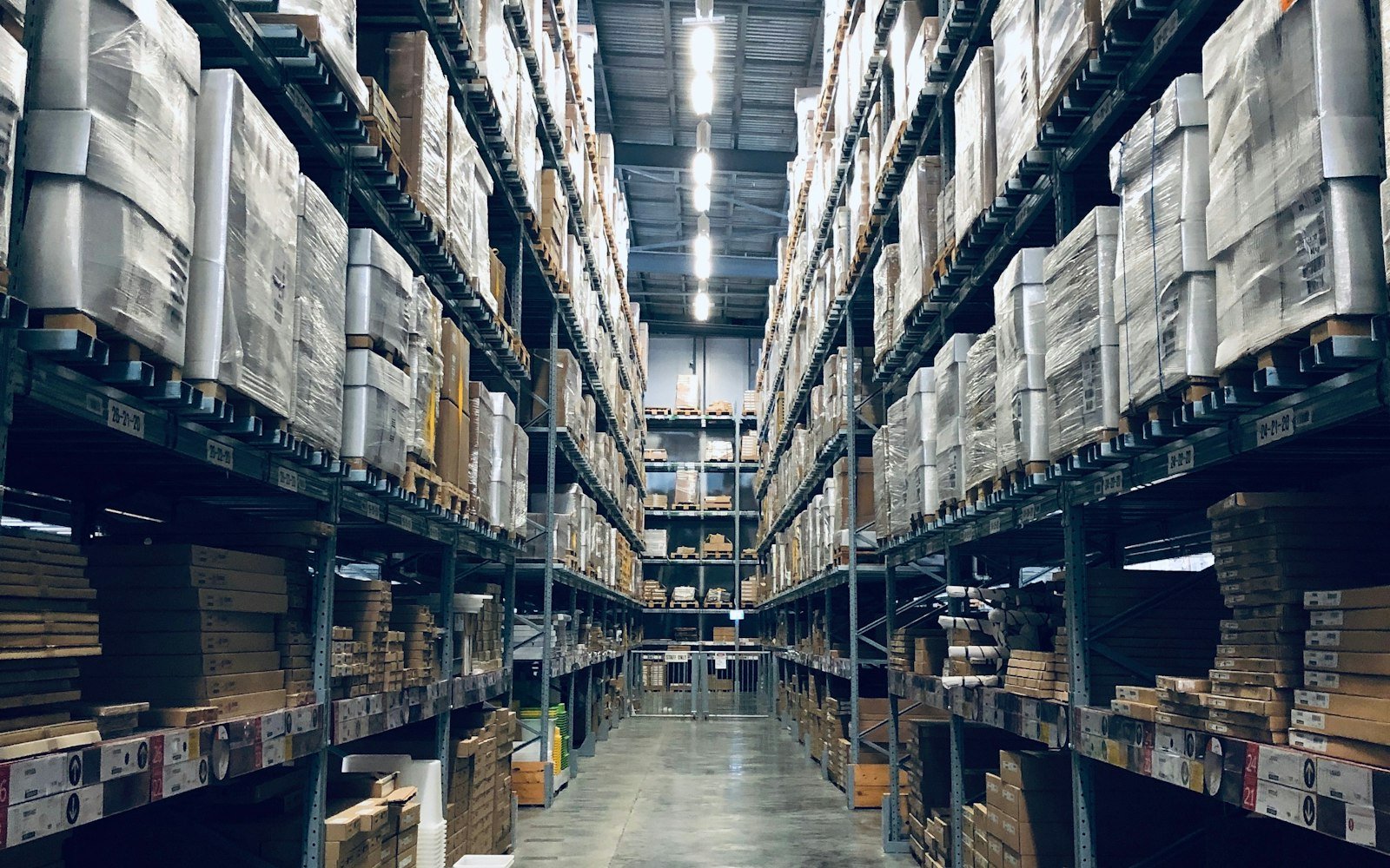 Raflarla dolu geniş lojistik deposu